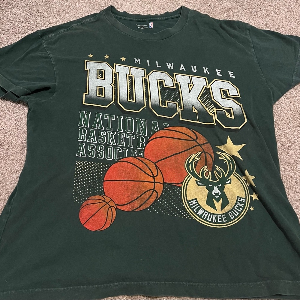 Milwaukee Bucks XL Graphic T-Shirt